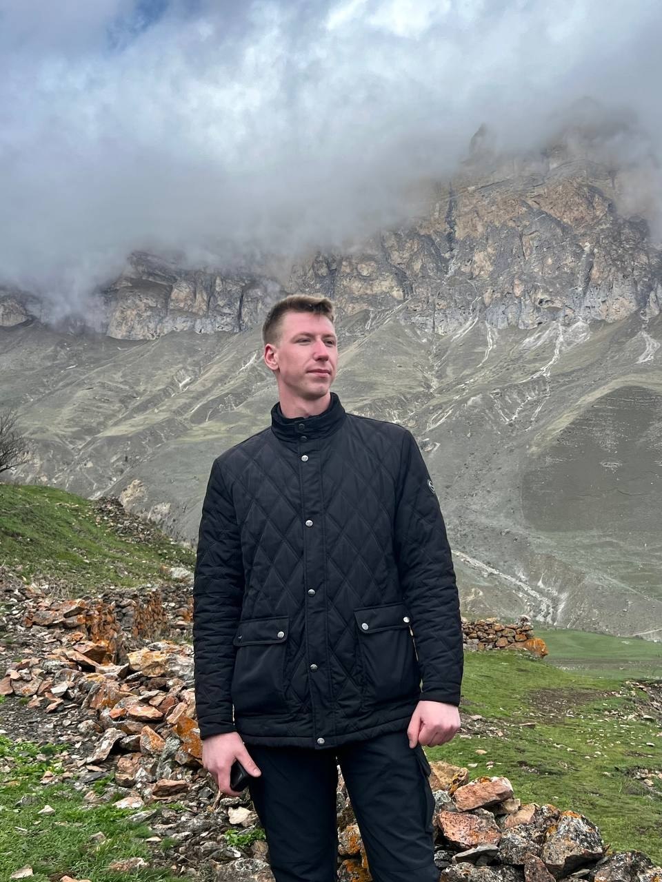 Паша — электромонтажник